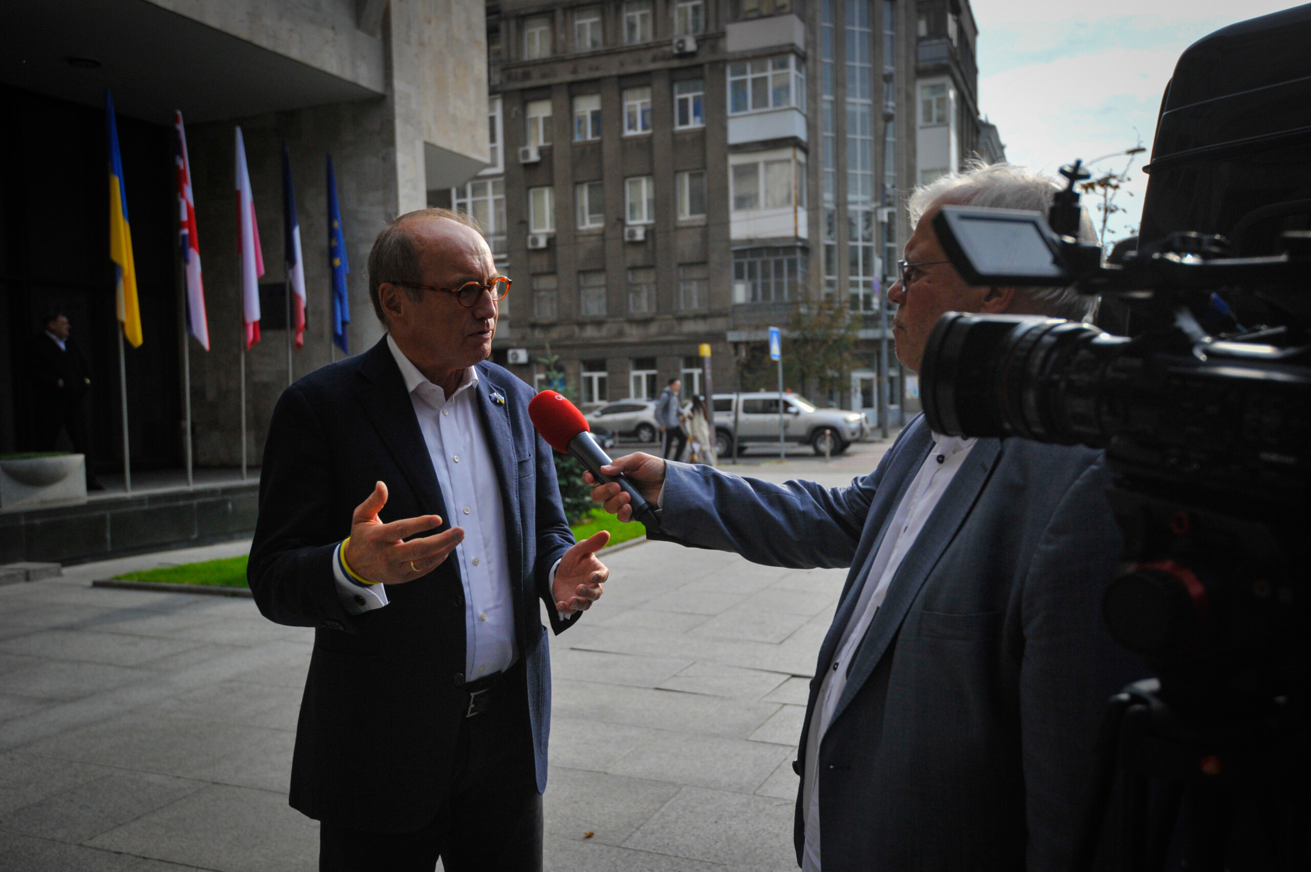 First Vice-President of the European Parliament Othmar Karas talking to a journalist  in Kyiv, September 30, 2022